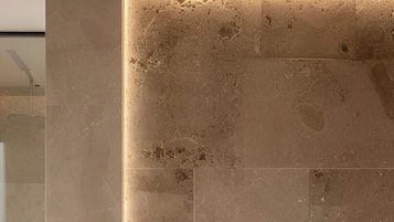 吹风机、毛巾、肥皂、卫生纸