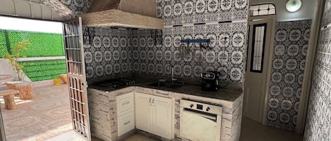 Frigorifero, microonde, forno, piano cottura