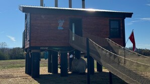Une structure en bois sur laquelle est apposée une enseigne indiquant « Jack et Rose » et un drapeau.