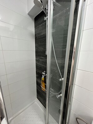 Een douche, een haardroger, handdoeken, zeep