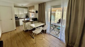 A compact living space with a kitchenette, dining area, and a balcony with a view. - Casa Del Mar Apartment in the Old Town of Benidorm (Benidorm)