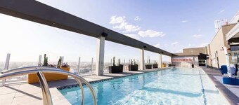 Boulevard Stays Downtown Highrise STU Sky Pool, Parking, Gym 07