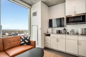 TV, offices - Boulevard Stays Downtown Highrise STU Sky Pool, Parking, Gym 08 (Phoenix)