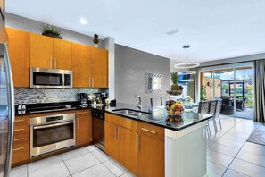 Refrigerador, microondas, horno, placa de cocina