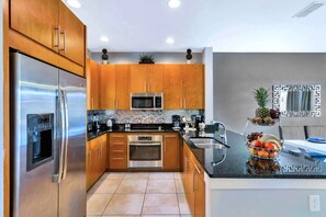 ثلاجة، ميكروويف، فرن، موقد طهي مسطح