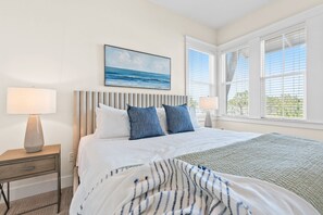 4 chambres, bureau, fer et planche à repasser, lit de bébé portatif