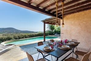 Outdoor dining - Villa Leone with private pool and views, just minutes from beach and restaurants (Sardegna)