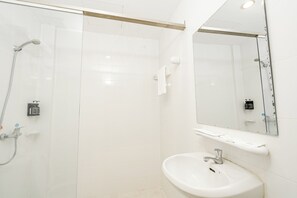Superior Double Room, City View | Bathroom | Soap, shampoo, toilet paper - Aurea Delight Hotel (Phnom Penh)