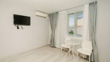Superior Double Room, City View | Living area