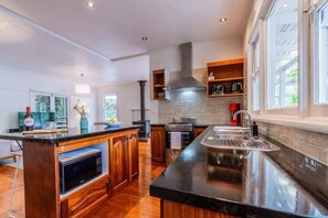 Jääkaappi, mikroaaltouuni, uuni, liesi