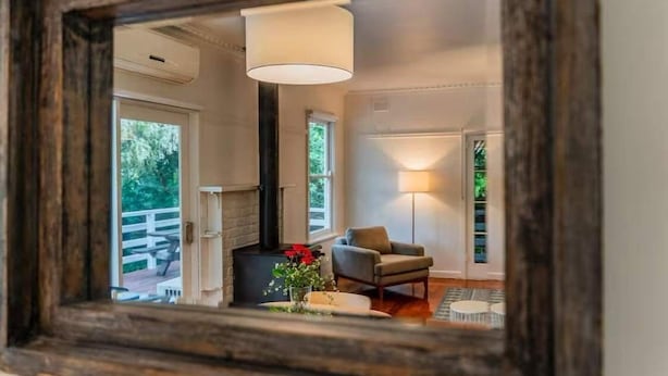 A cozy living room with a fireplace, a sofa, and a lamp. - Warburton Hideaway | MTB and Family Friendly (Warburton)