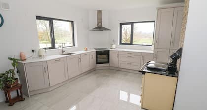 COUNTRY BUNGALOW, family friendly in Gorteen, County Sligo