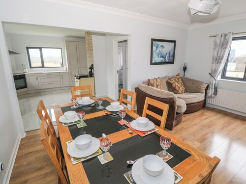 COUNTRY BUNGALOW, family friendly in Gorteen, County Sligo