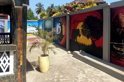 Charming 3-bedroom bed & breakfast in cool Elmina with AC