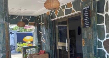 Charming 3-bedroom bed & breakfast in cool Elmina with AC