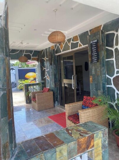 Charming 3-bedroom bed & breakfast in cool Elmina with AC