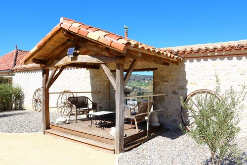 Maison de maitre 17 °siècle, panoramic view, 15 ha wooded property, quiet area