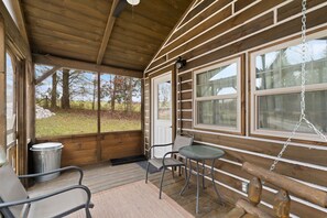 Outdoor dining - Patoka Lake Cabin-Lake Pointe Cabin #1-Hoosier National Forest (English)