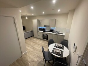 Kühlschrank, Mikrowelle, Herdplatte, Geschirrspüler