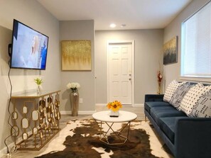 Living area - Charming 4-bedroom house with AC and WiFi in fantastic Milpitas (Milpitas)