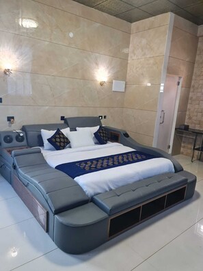 Premium King Room | Egyptian cotton sheets, premium bedding, down duvets, Tempur-Pedic beds - W & H View Residency (Kochi)