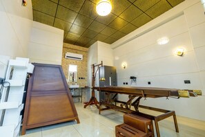 Couples treatment rooms, sauna, body treatments, aromatherapy - W & H View Residency (Kochi)