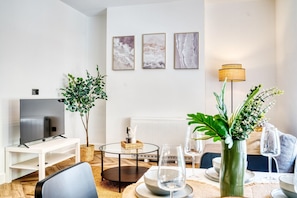 Apartamento | Área de estar | TV de tela plana