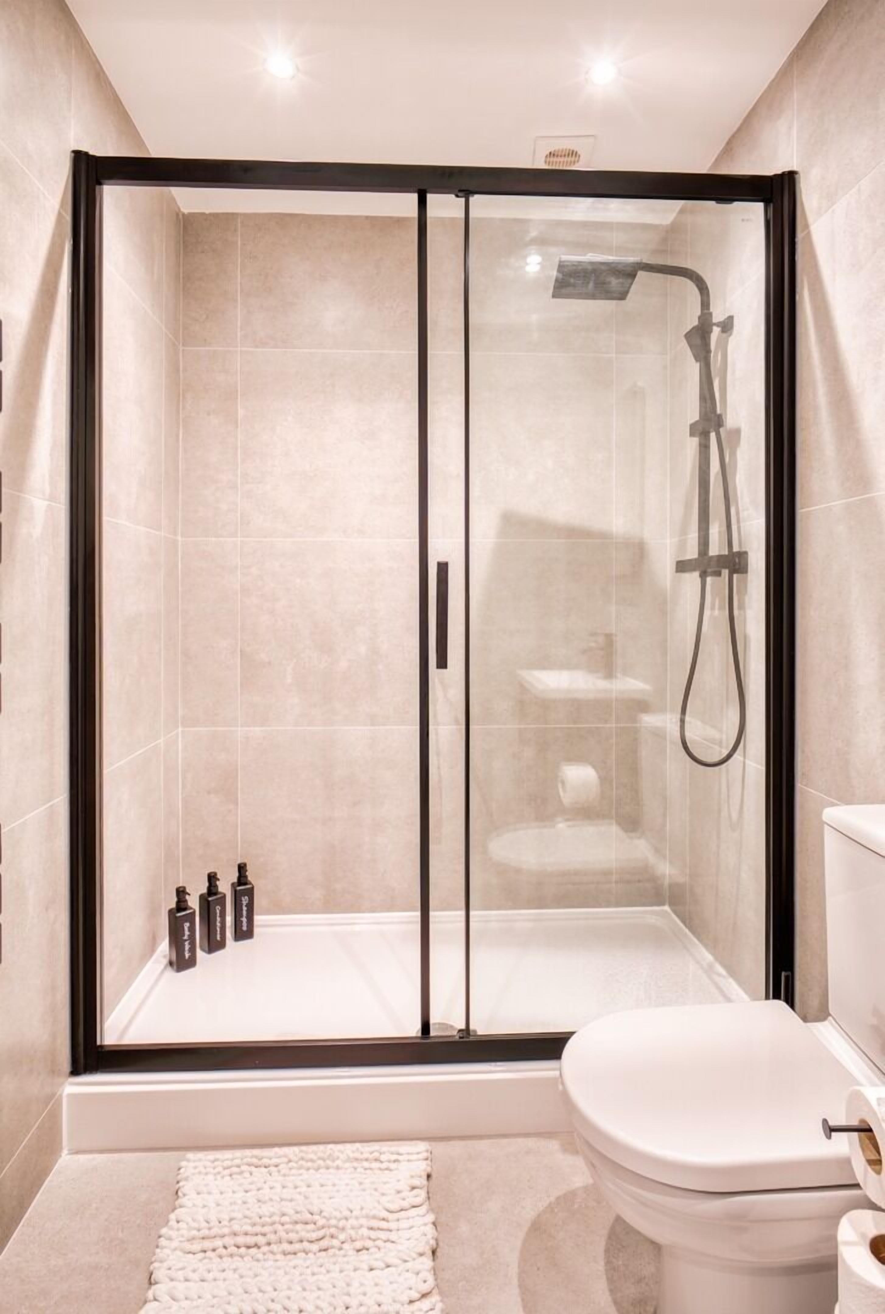 Apartment | Bathroom | Free toiletries, soap, shampoo, toilet paper