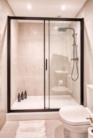 Apartment | Bathroom | Free toiletries, soap, shampoo, toilet paper