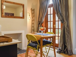 A dining area with a table, chairs, and a fruit bowl. - 2 bedroom accommodation in Ipswich (Ipswich)