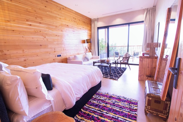 Individuell dekoriert, Schreibtisch, laptopgeeigneter Arbeitsplatz