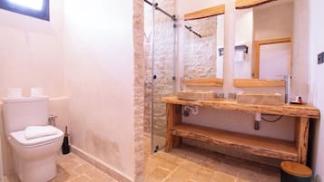 Habitación cuádruple panorámica | Baño | Regadera, toallas, jabón, shampoo