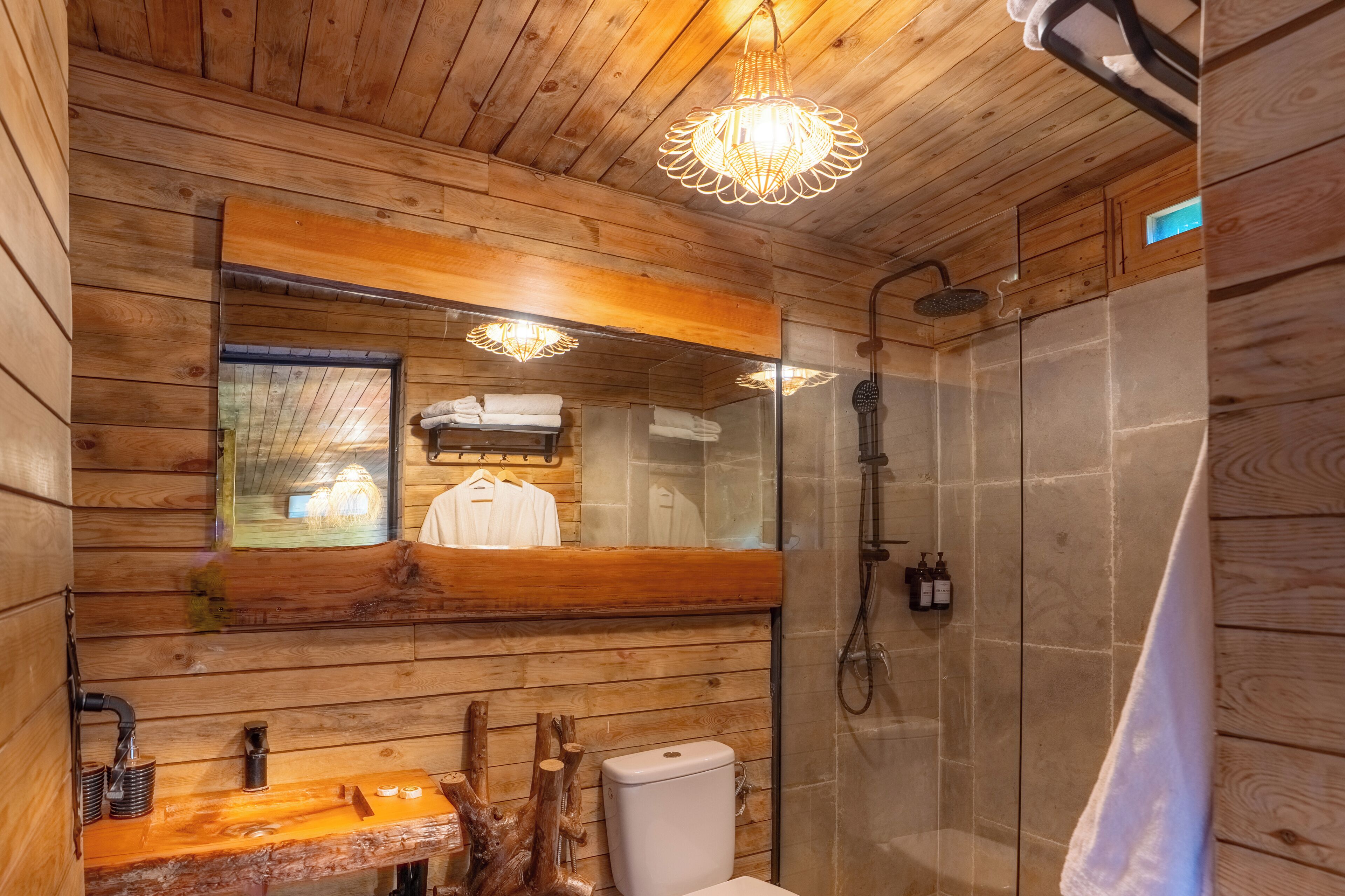 Chambre Majestueuse | Salle de bain | Douche, serviettes fournies, savon, shampoing