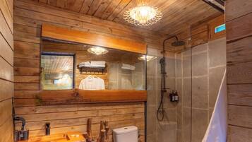 Chambre Majestueuse | Salle de bain | Douche, serviettes fournies, savon, shampoing