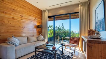 Habitación Deluxe | Decoración personalizada, escritorio y espacio para trabajar con laptop