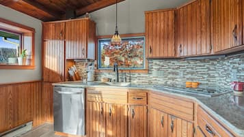 Vila, vista para a montanha | Cozinha privada | Geladeira grande, micro-ondas, fogão, cooktop