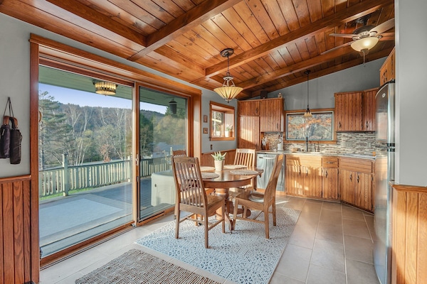 Villa, vista a la montaña | Cocina privada | Refrigerador con congelador, microondas, horno y parrilla de estufa
