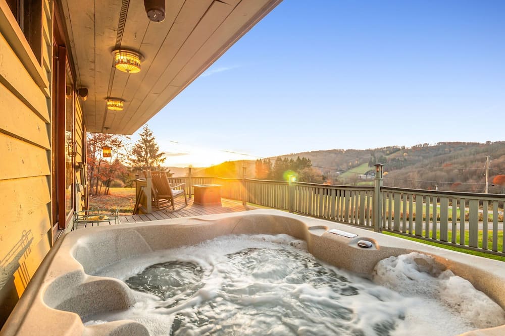 The Eagles Nest, Couples Escape - Hot Tub & Views - Ashford Hollow, NY