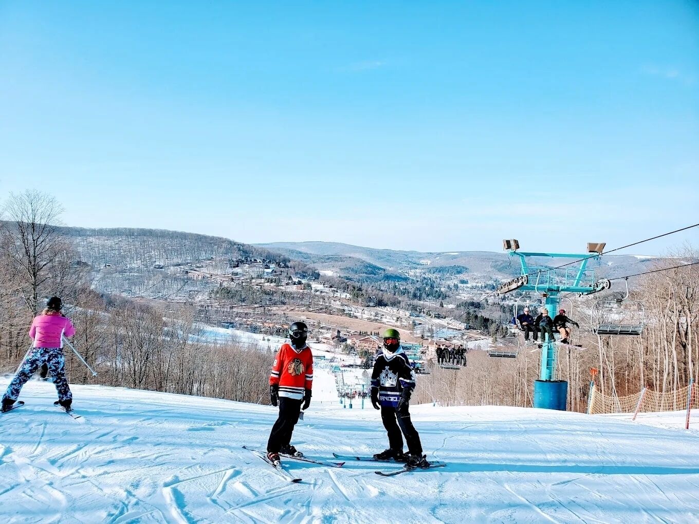 Eine Skipiste mit Skifahrern und einer Seilbahn.