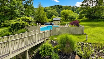 Piscine extérieure en saison