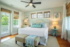 5 soverom, skrivebord, strykejern/-brett og reiseseng for barn