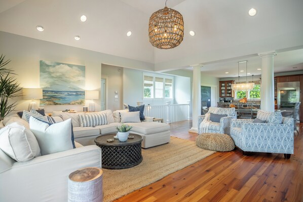 Smart TV, chimenea, libros