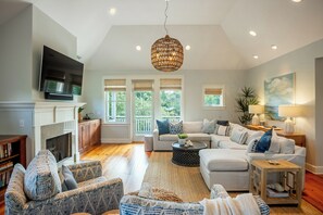 Smart TV, chimenea, libros