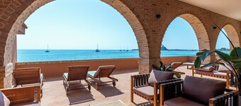 VILLA PRAESIDIUM, a unique waterfront property with beach access and splash pool