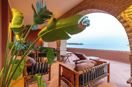 VILLA PRAESIDIUM, a unique waterfront property with beach access and splash pool