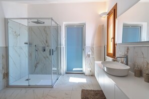 Douche, séchoir à cheveux, bidet, serviettes fournies