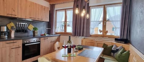 Fridge, oven, stovetop, dishwasher