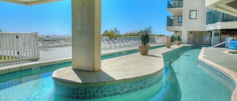 Una piscina cubierta, una piscina al aire libre