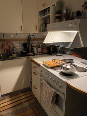 Private kitchen - Bed in dorm room in lovely Gothenburg with WiFi (Gothenburg)