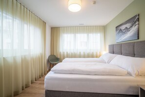 Schreibtisch, schallisolierte Zimmer, Bügeleisen/Bügelbrett
